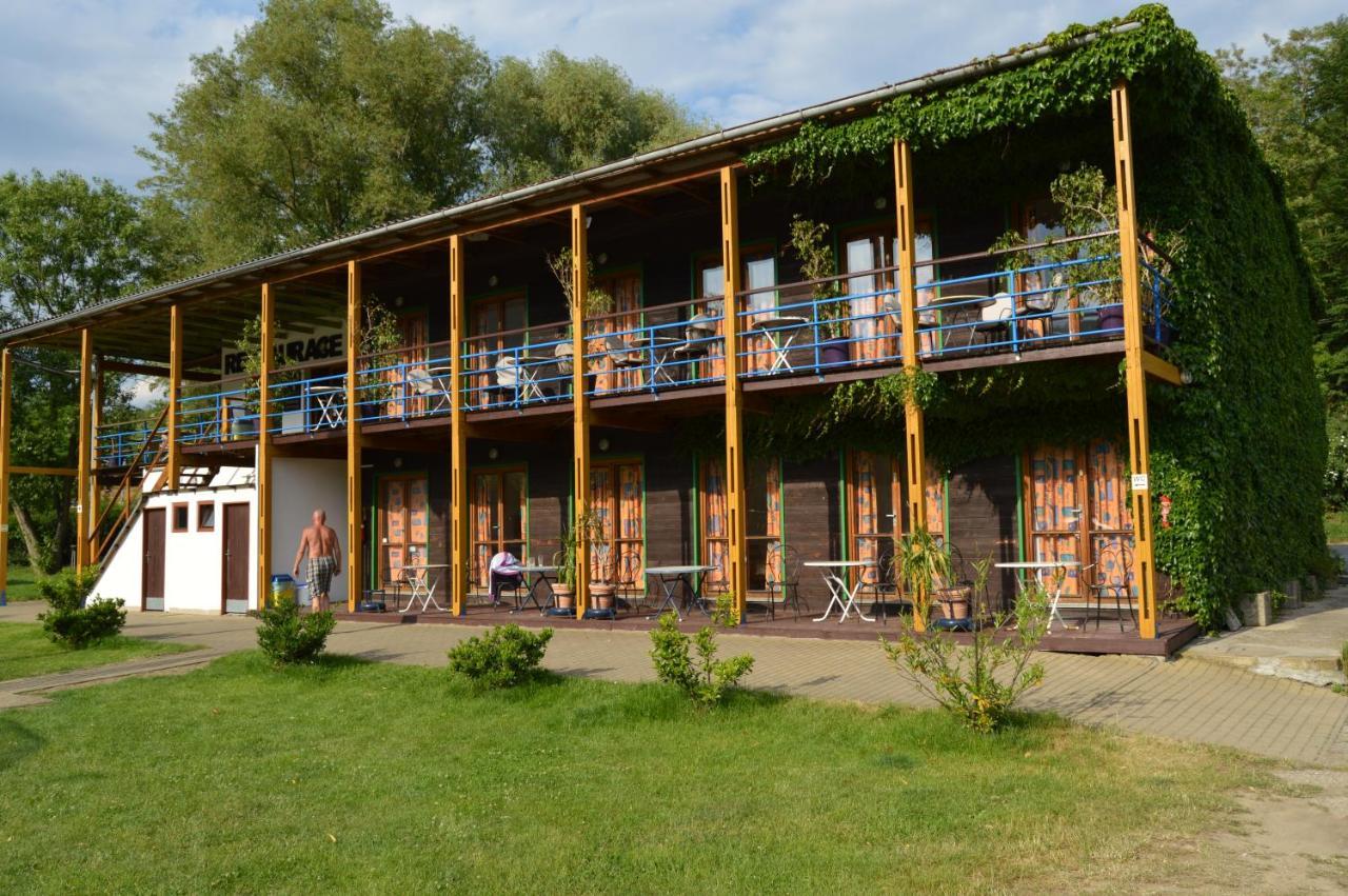 ホテル Lavka Park Skochovice Vrané nad Vltavou エクステリア 写真